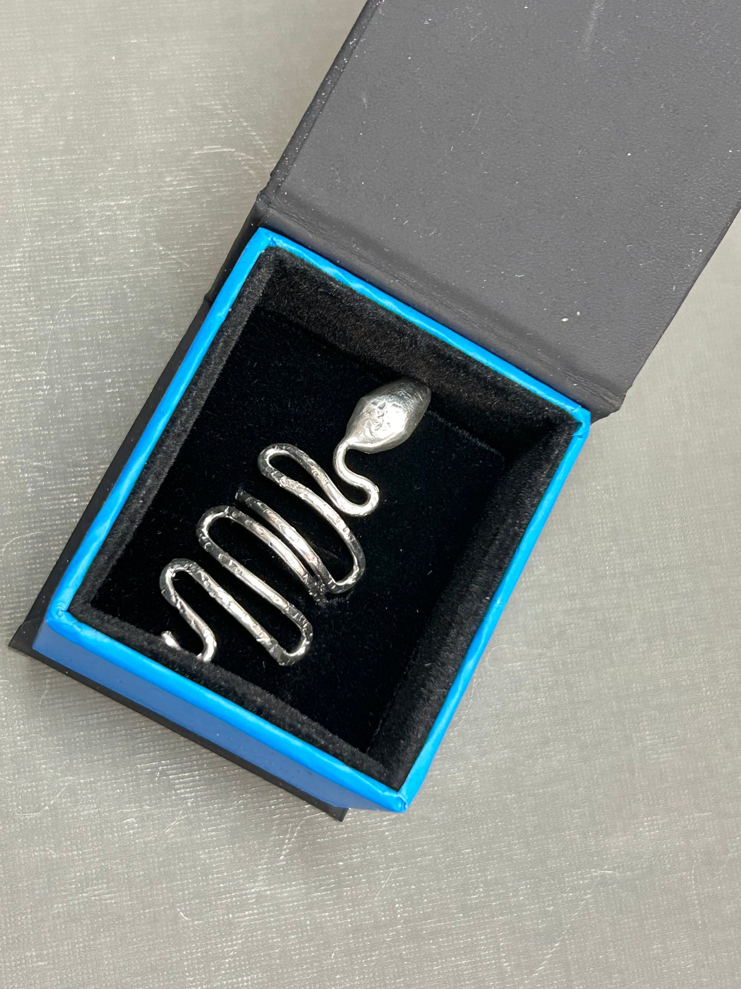 Snake ring wiggly silver snake