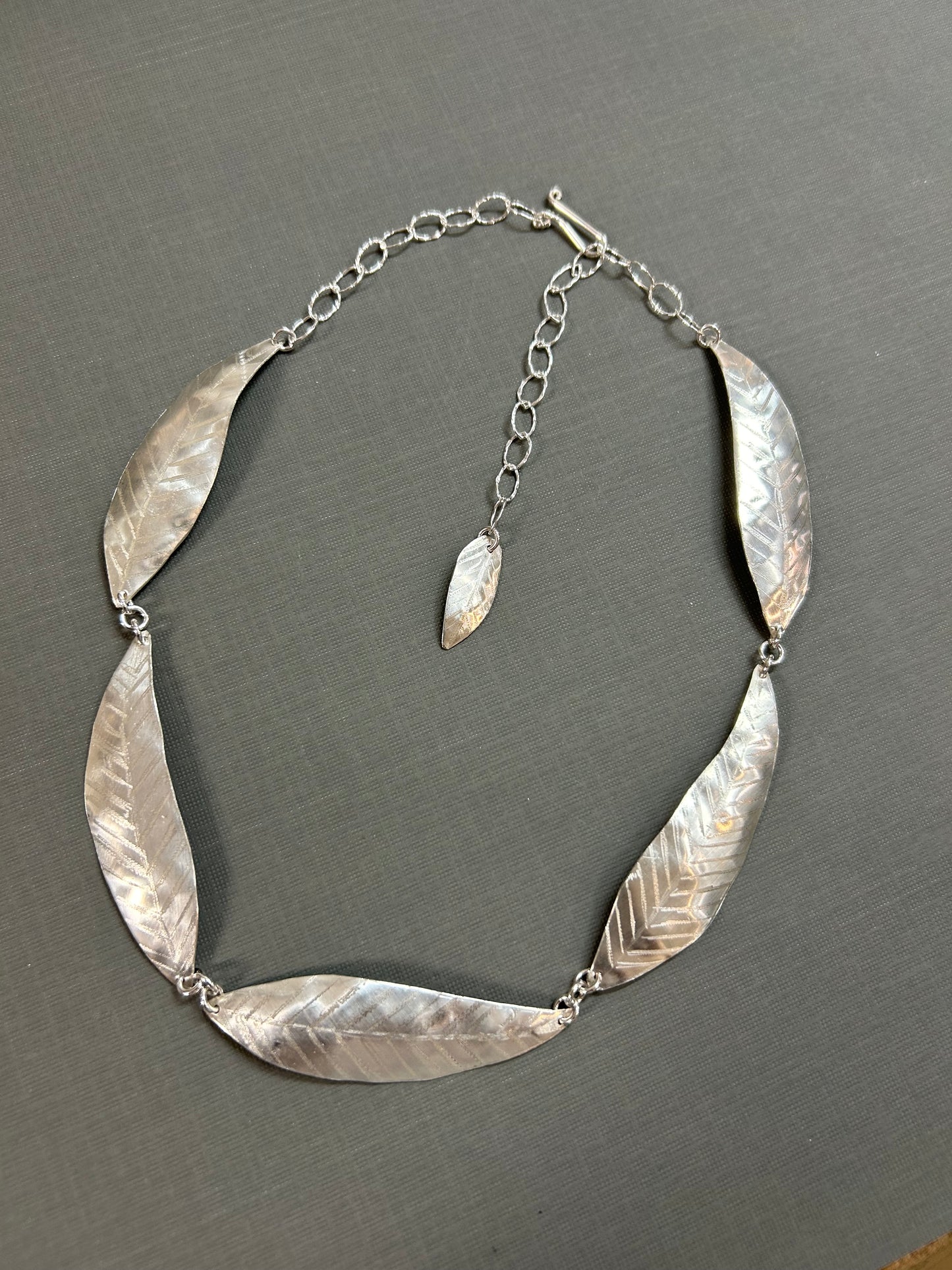 5 leaves silver necklace
