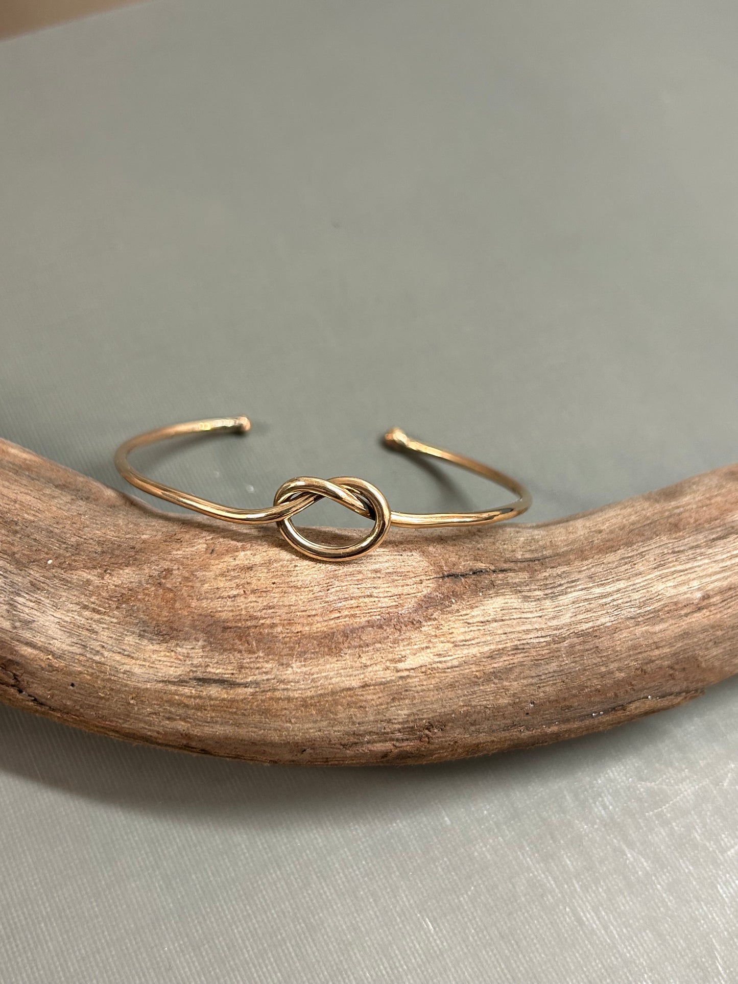 Knot bracelet in gold