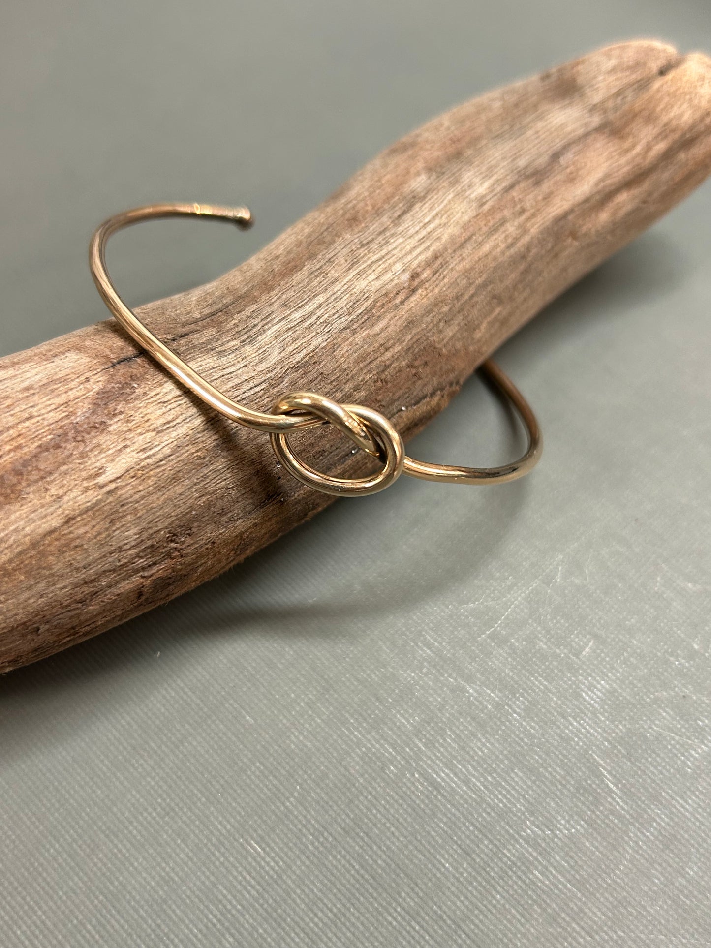 Knot bracelet in gold