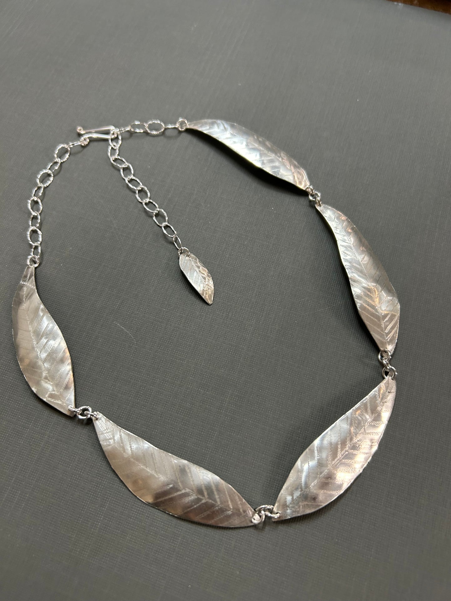 5 leaves silver necklace