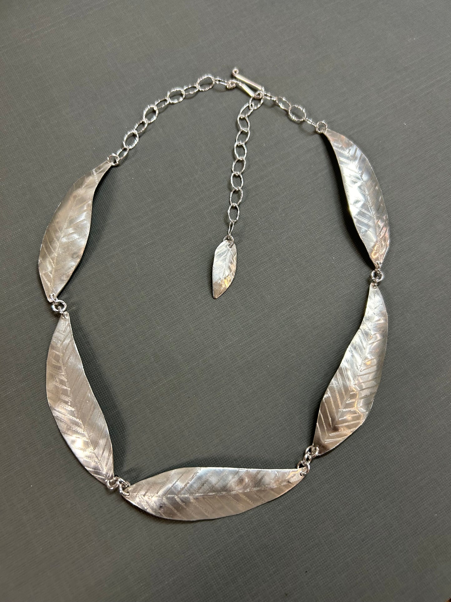 5 leaves silver necklace