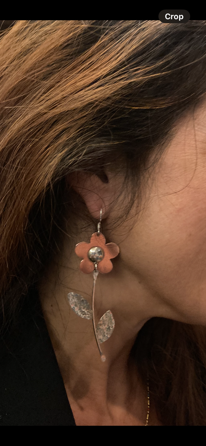 Daisy flower kinetic earrings