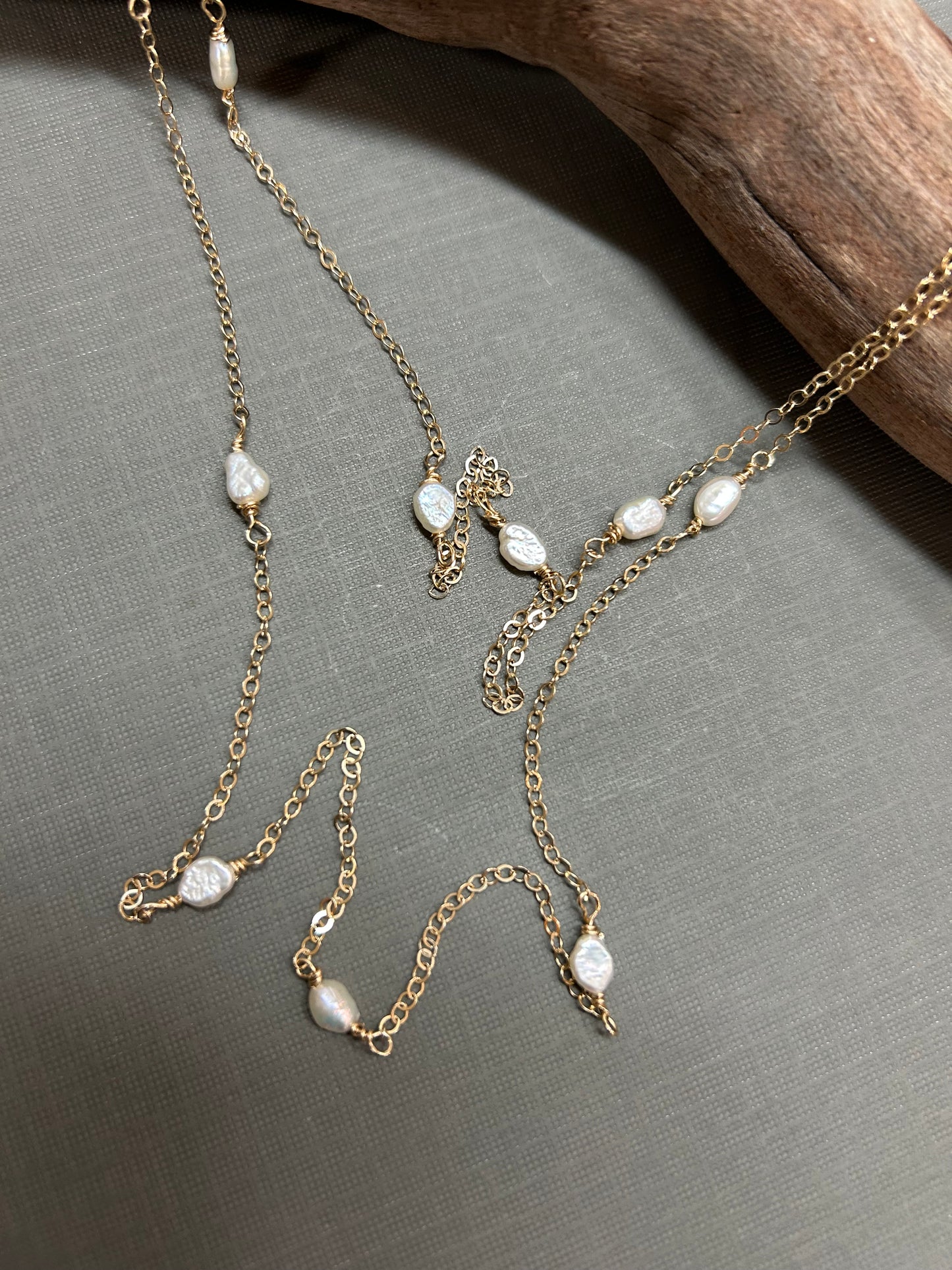 Gold and pearls dainty necklace