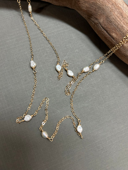Gold and pearls dainty necklace