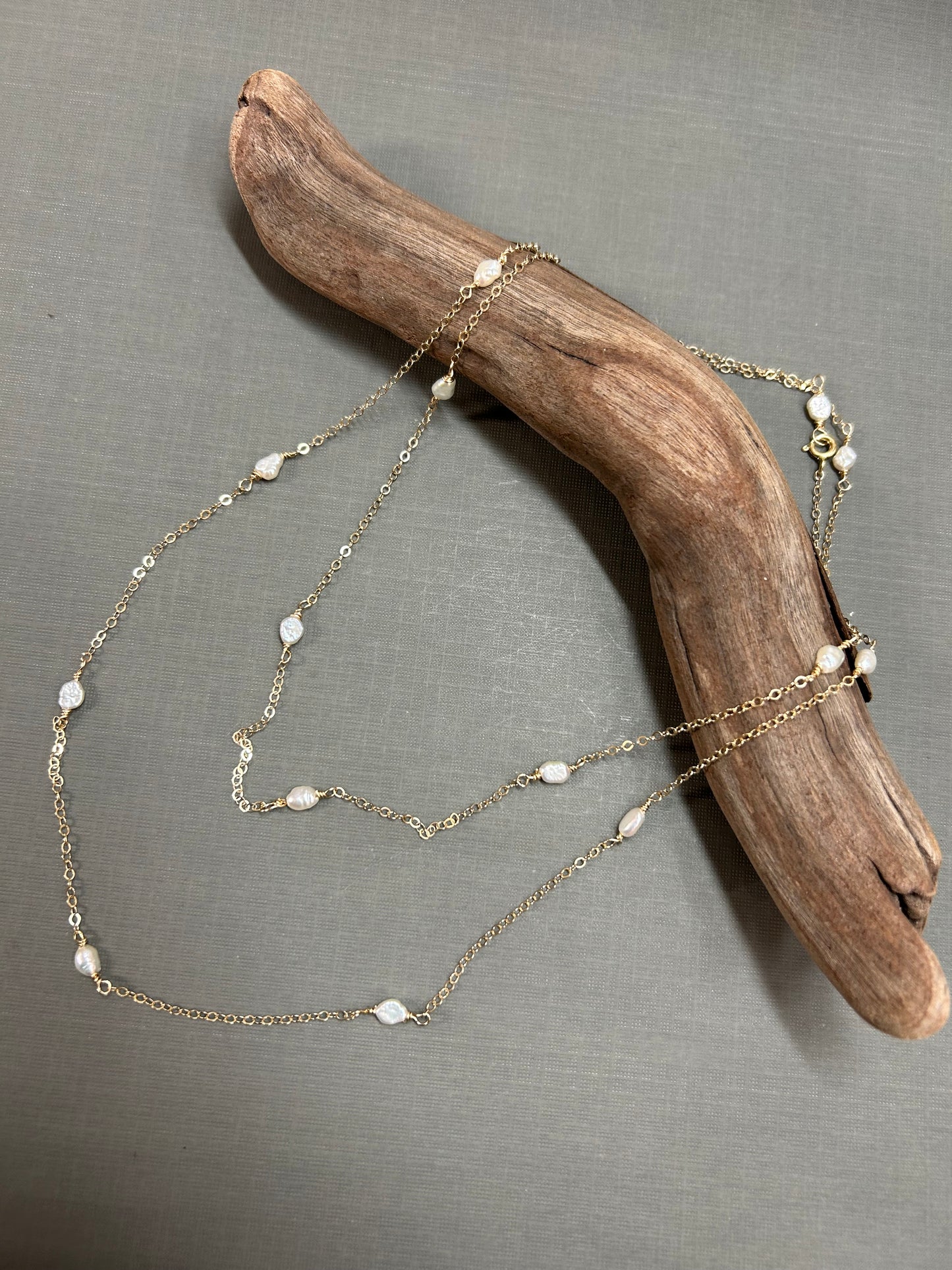Gold and pearls dainty necklace