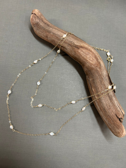 Gold and pearls dainty necklace