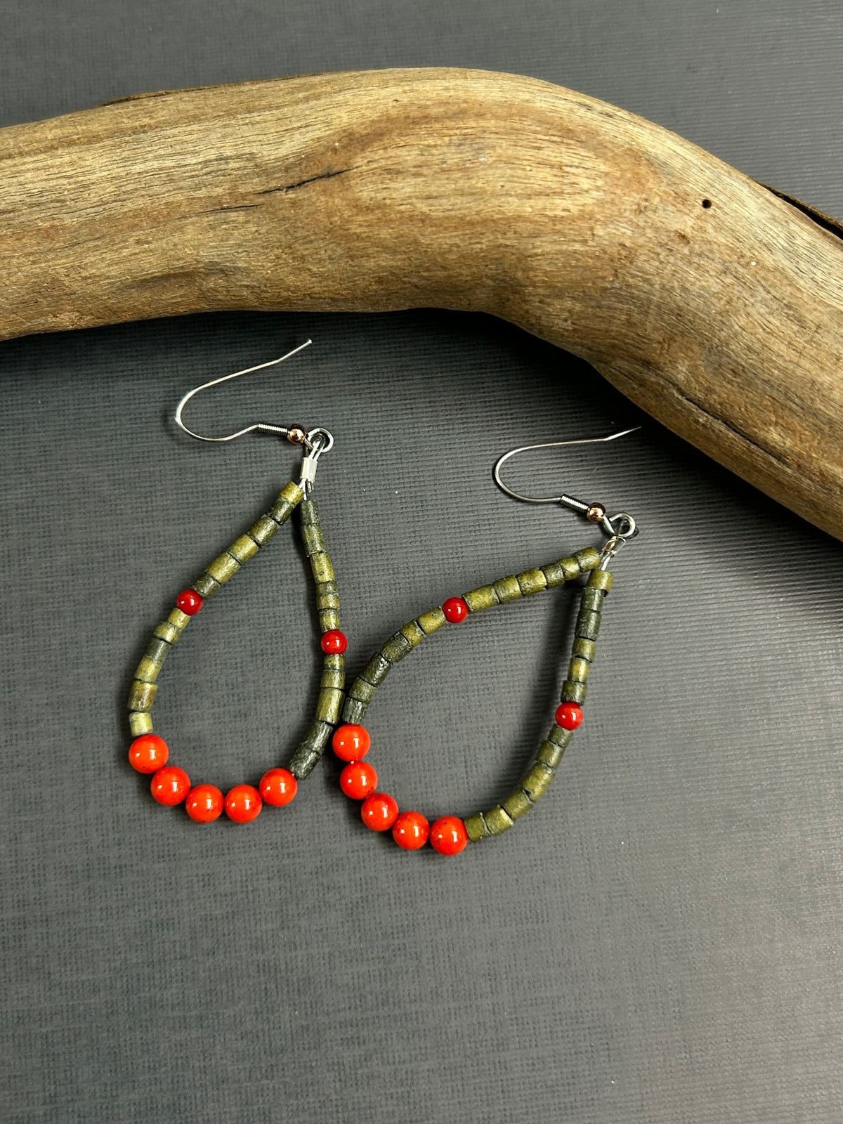Hoop earrings Serpentine and red coral