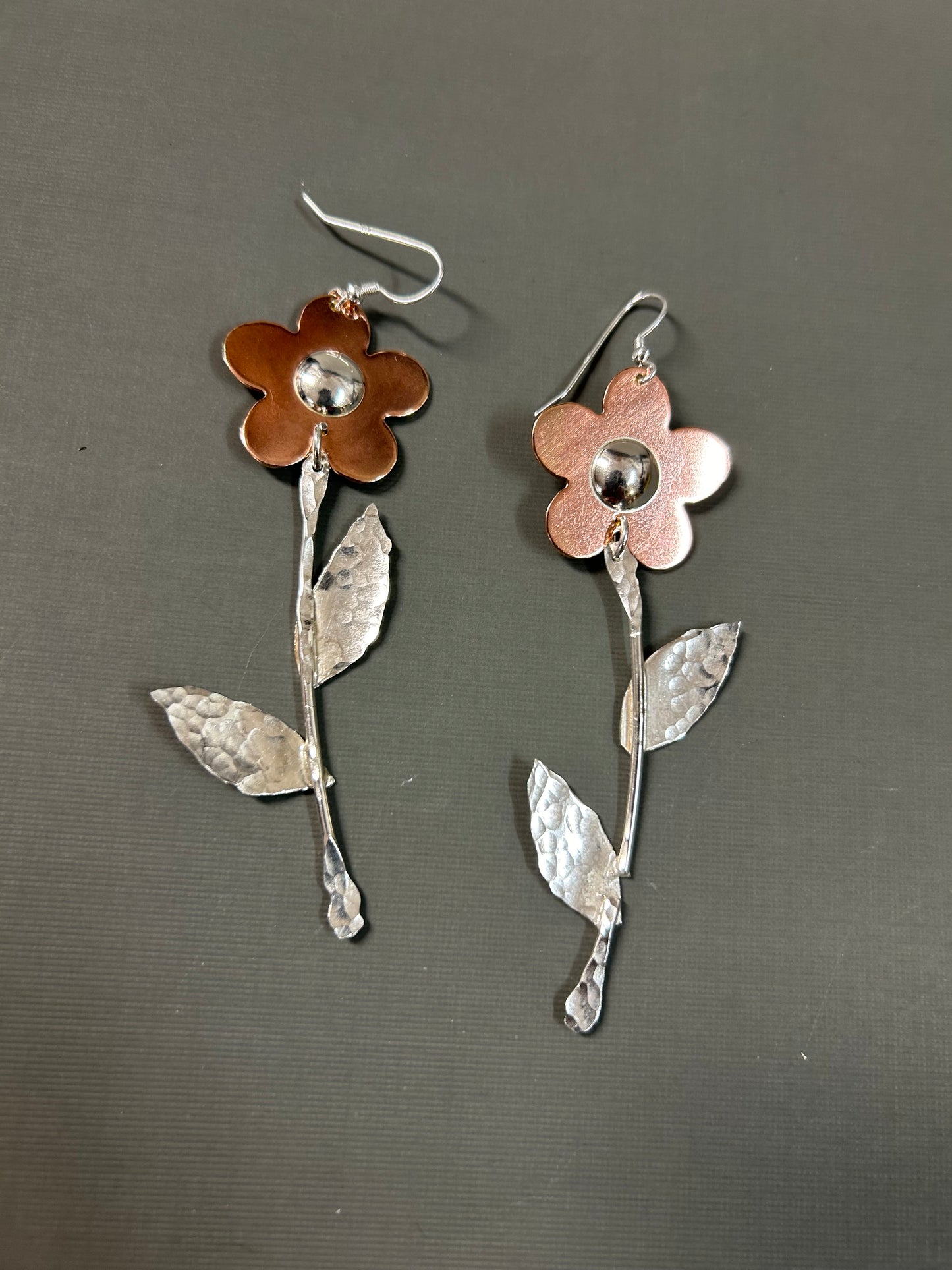 Daisy flower kinetic earrings