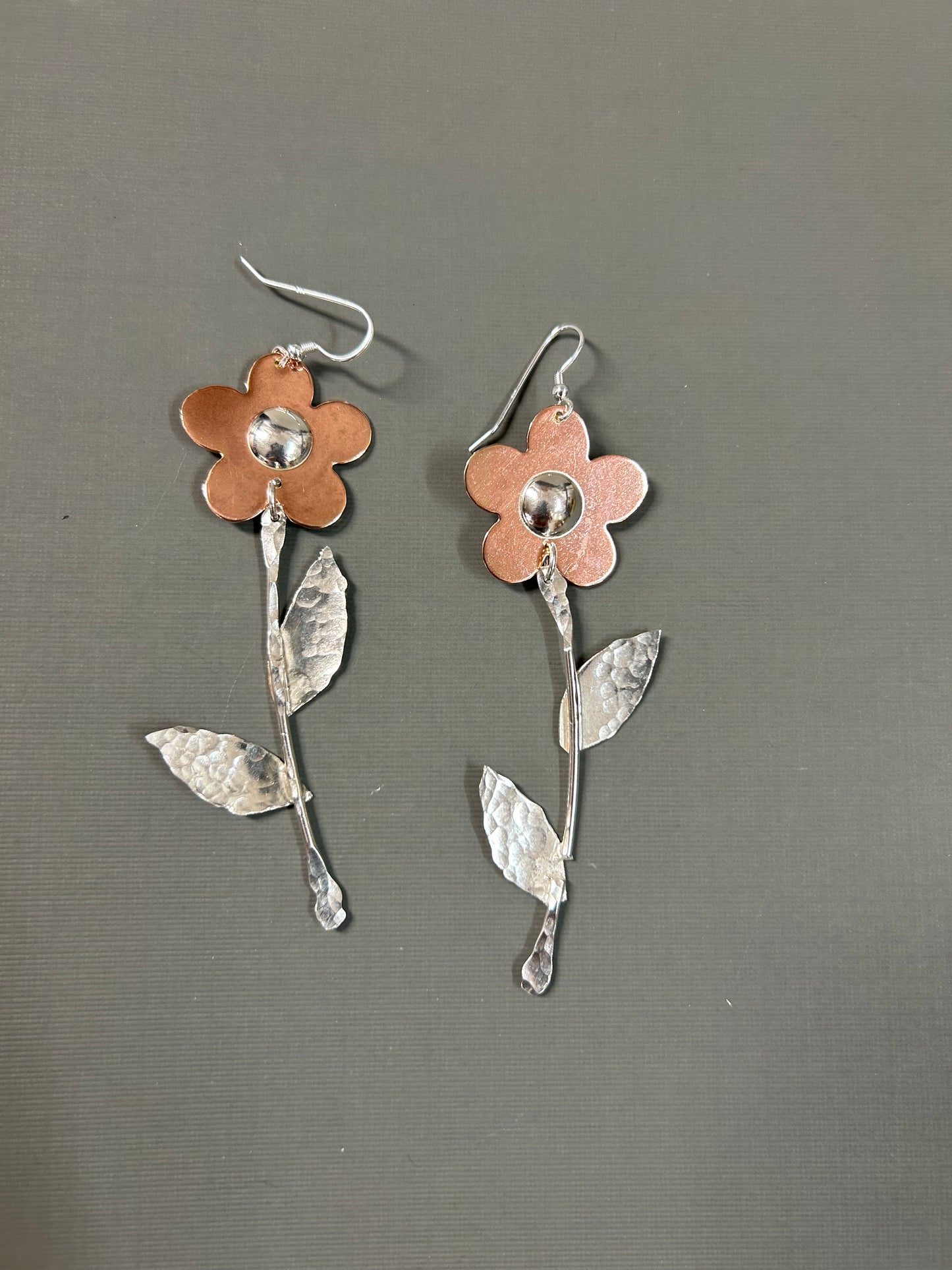 Daisy flower kinetic earrings